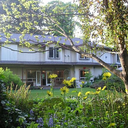Cedar Wood Lodge Bed & Breakfast Inn Port Alberni Exterior photo