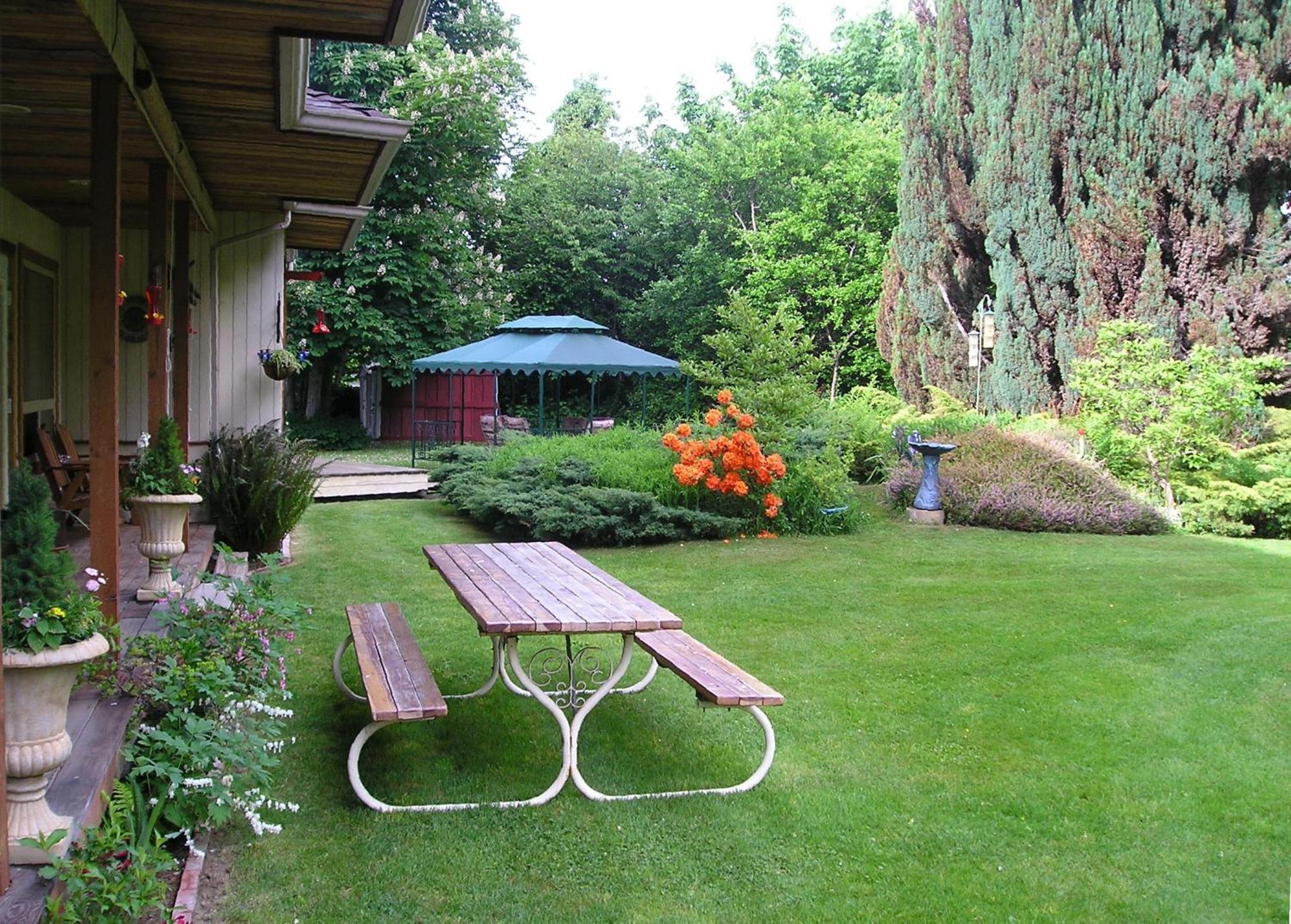 Cedar Wood Lodge Bed & Breakfast Inn Port Alberni Exterior photo