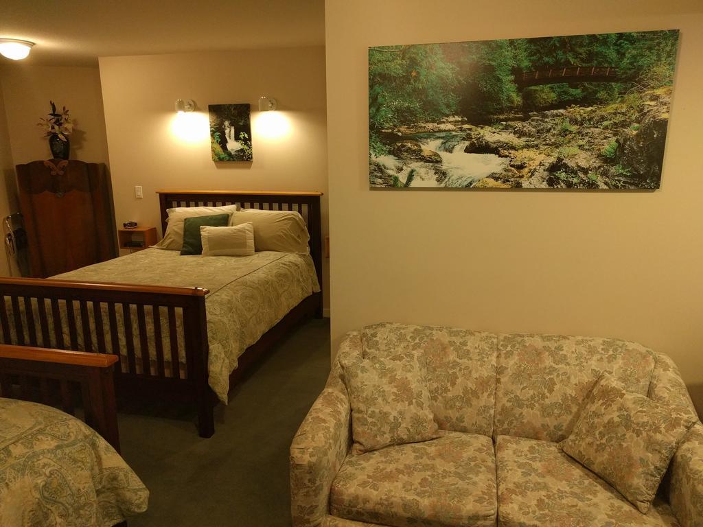 Cedar Wood Lodge Bed & Breakfast Inn Port Alberni Exterior photo