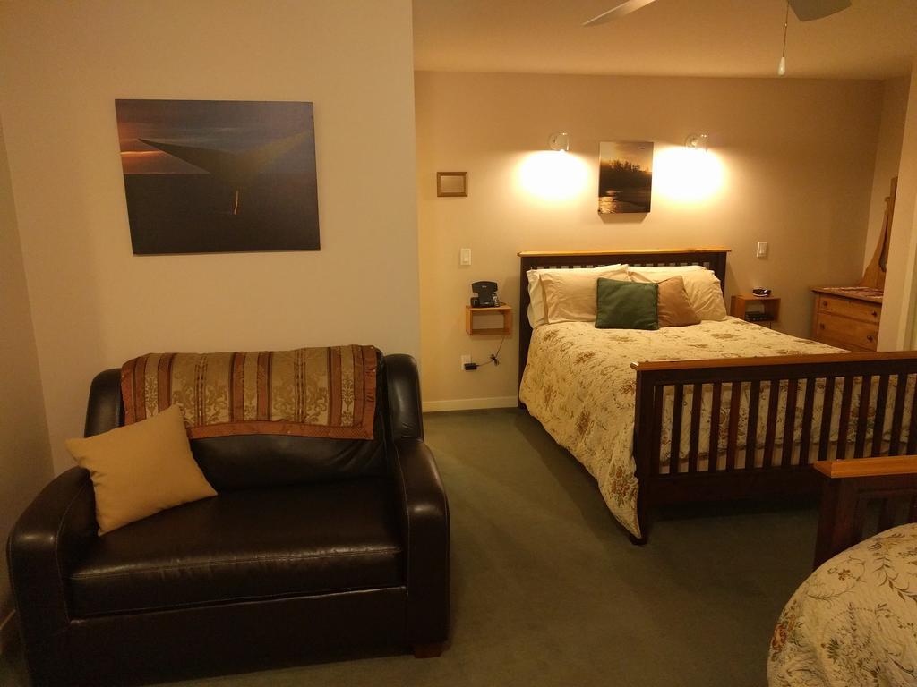 Cedar Wood Lodge Bed & Breakfast Inn Port Alberni Exterior photo