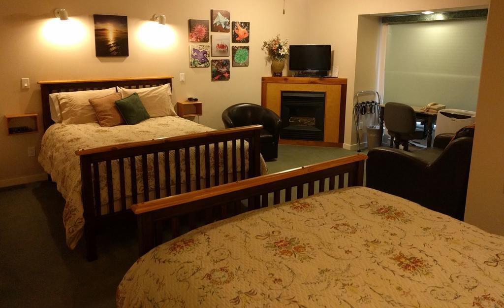 Cedar Wood Lodge Bed & Breakfast Inn Port Alberni Exterior photo