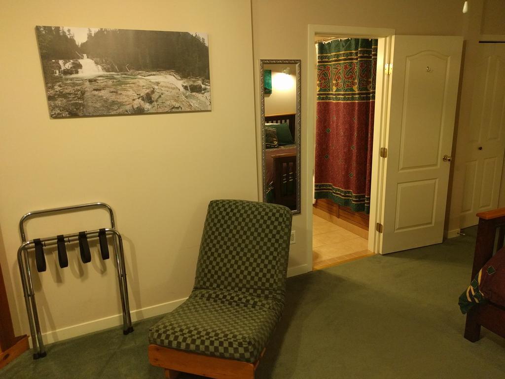 Cedar Wood Lodge Bed & Breakfast Inn Port Alberni Exterior photo