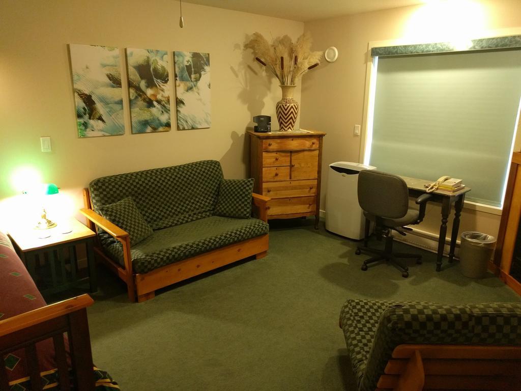 Cedar Wood Lodge Bed & Breakfast Inn Port Alberni Exterior photo