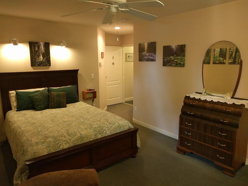Cedar Wood Lodge Bed & Breakfast Inn Port Alberni Exterior photo