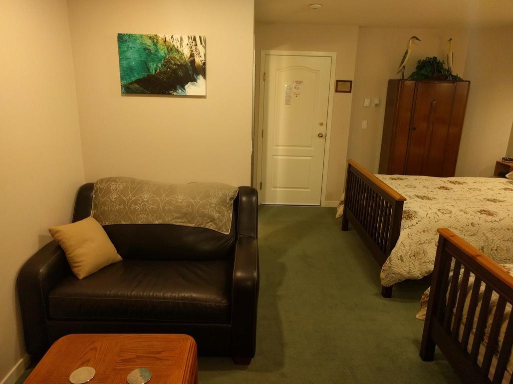 Cedar Wood Lodge Bed & Breakfast Inn Port Alberni Exterior photo