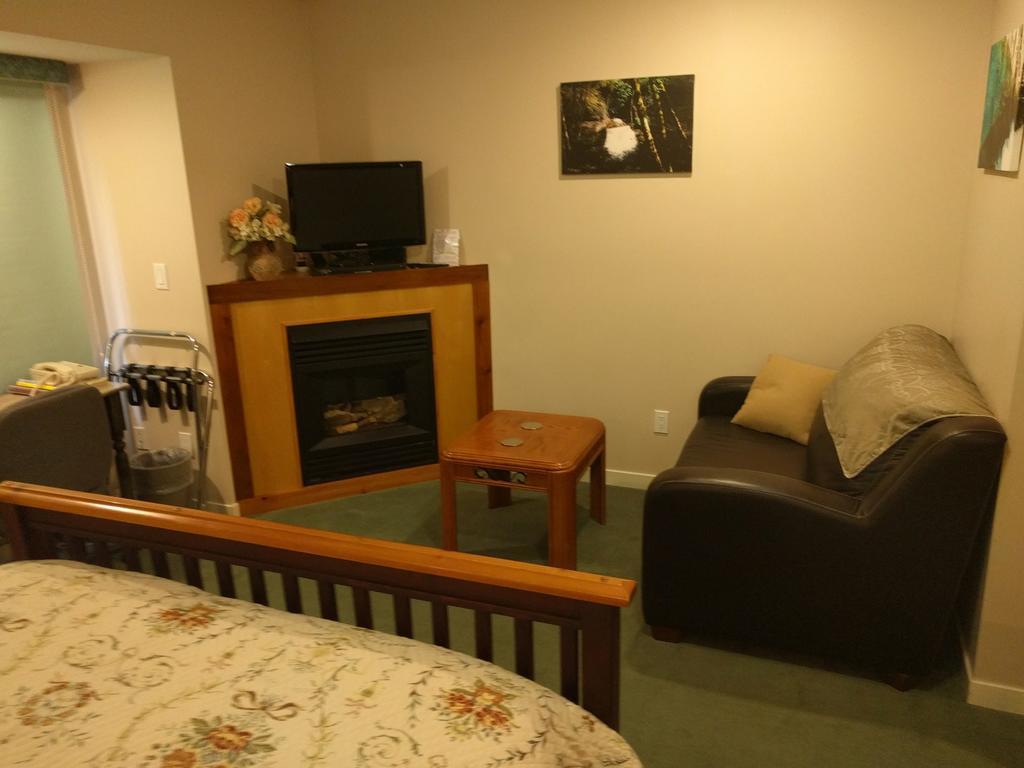 Cedar Wood Lodge Bed & Breakfast Inn Port Alberni Exterior photo