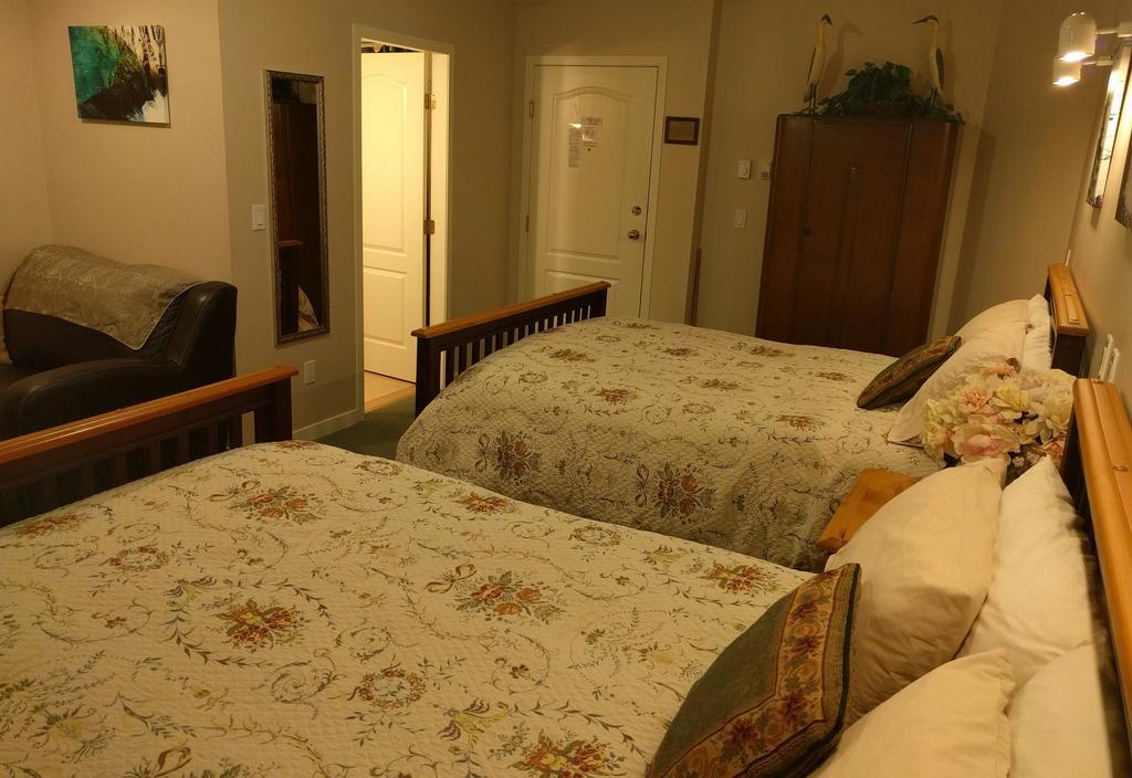 Cedar Wood Lodge Bed & Breakfast Inn Port Alberni Exterior photo