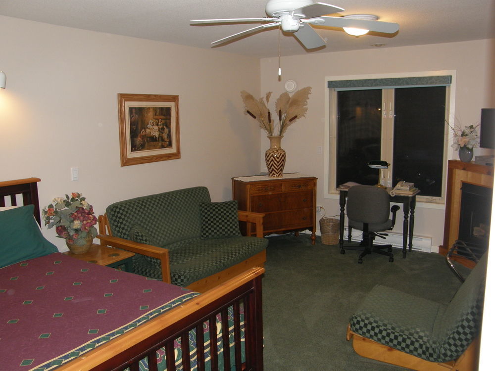 Cedar Wood Lodge Bed & Breakfast Inn Port Alberni Exterior photo